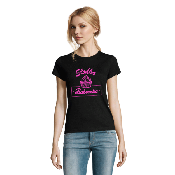 Czarna koszulka z nadrukiem Słodka babeczka - zdjęcie modelki