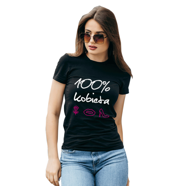 Czarny t-shirt z nadrukiem 100% kobieta - zdjęcie modelki