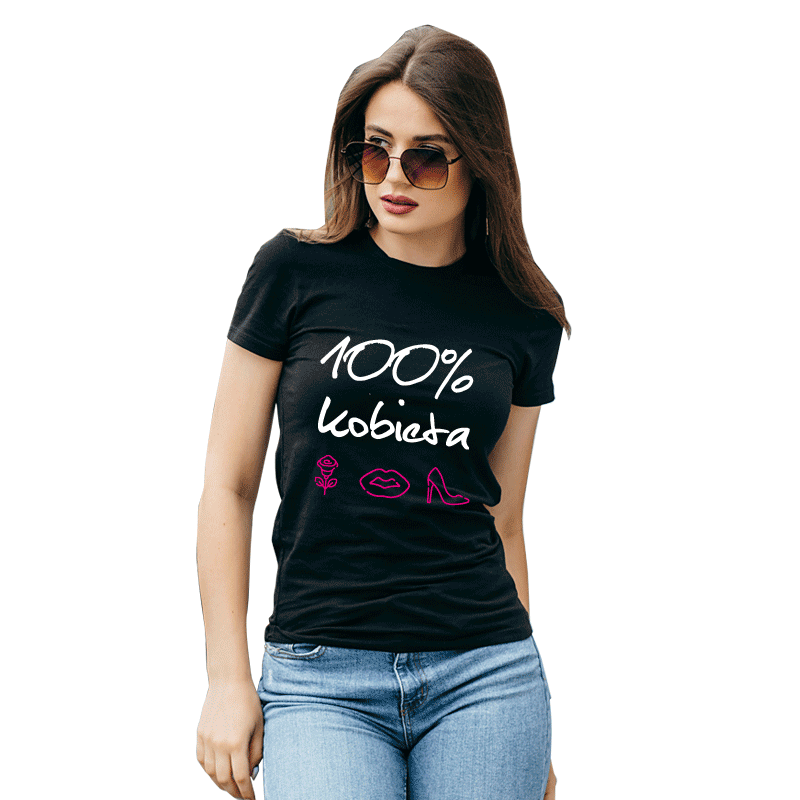 Czarny t-shirt z nadrukiem 100% kobieta - zdjęcie modelki