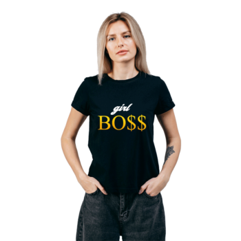 T-shirt dla niej z nadrukiem girl boss - zdjęcie modelki