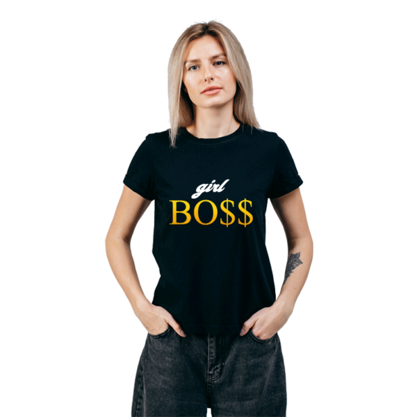 T-shirt dla niej z nadrukiem girl boss - zdjęcie modelki