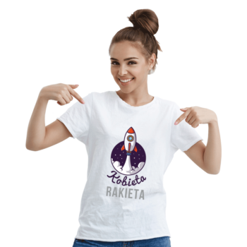 Koszulka z nadrukiem kobieta rakieta - zdjęcie modelki