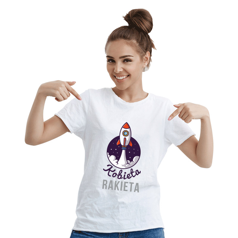 Koszulka z nadrukiem kobieta rakieta - zdjęcie modelki